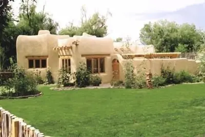 Image de Architecte magnifique conçu Taos Adobe 1, 200 Sq. Ft. Guest House Près Town Plaza
