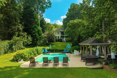 Image de Nouveau! L'emplacement parfait! Crique, piscine, quai, crique et vue sur le barrage! Lexington