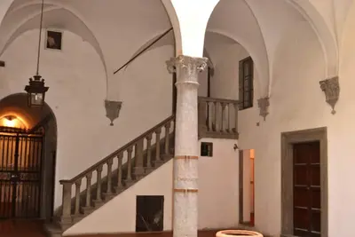 Image de Charmant appartement neuf de 3 chambres dans un bâtiment historique.