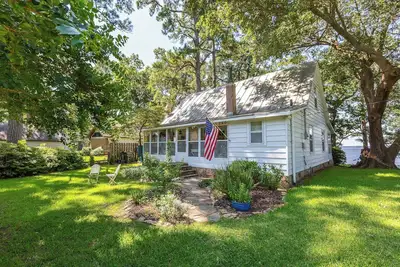 Image de Belle maison au bord de l'eau avec véranda sur la rivière Neuse