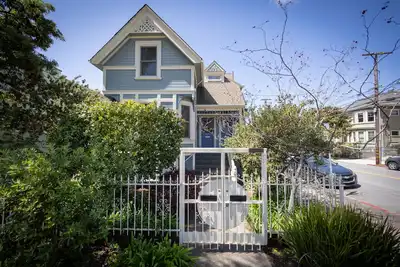Image de Superbe appartement supérieur dans le quartier historique de Berkeley Queen Anne Duplex