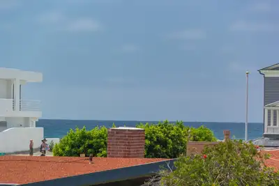 Image de Vue sur l'océan. Plage, parc et restaurants à quelques pas.
