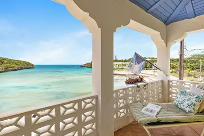 Cove House Ocean Front, chaises de plage gratuites, parasol et glacière.