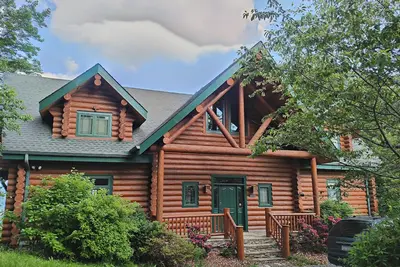 Image de Cabane en rondins fabuleuse avec vue magnifique. Grande maison plus récente haut de gamme