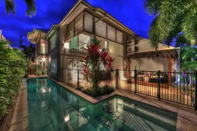 Deja Vu Palm Cove 3 Kings Heated Pool Private Luxury 5 mins walk beach cafe's