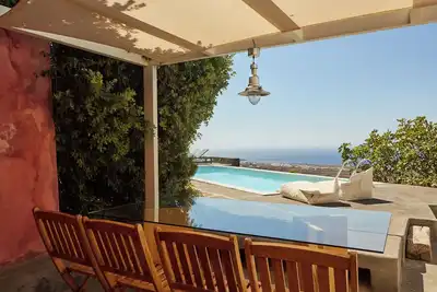 Image de 270 Oia's View House I, piscine privée, vue sur le jardin et le coucher du soleil
