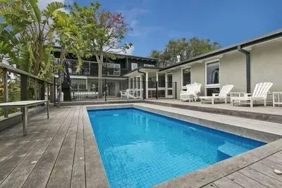 Image de Piscine, court de tennis, six chambres, bloc de 1900 m²