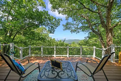 Image de Cabane de coucher de soleil de bouton de peckerwood; Isolement des montagnes au sud-est de l’Oklahoma; Superbe vue