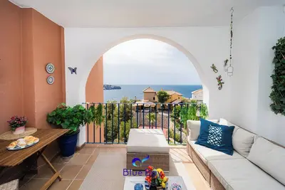 Image de Magnifiquement meublé Appartement avec vue imprenable sur la mer dans un endroit paisible