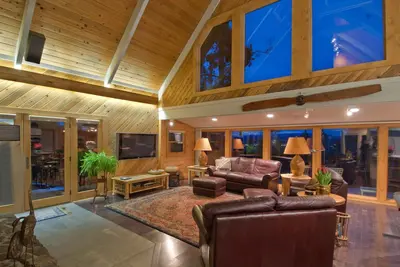 Image de Maison moderne avec une vue fantastique de Bend