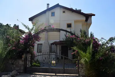 Image de Villa de 4 chambres avec piscine privée et vue sur la montagne. 5 minutes à pied de Hisaronu