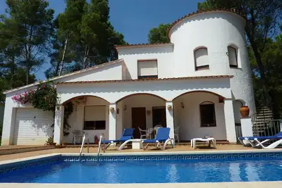 Image de Imposante villa de 4 chambres avec piscine, à 10 mn à pied de la mer