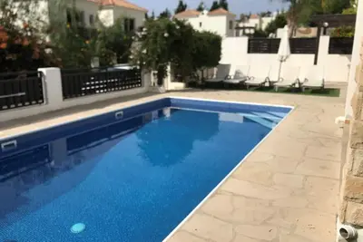 Piscine privée et vue sur la mer