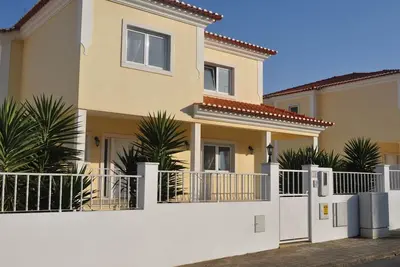 Image de Villa de luxe moderne, piscine privée, Tv par satellite Sky, table de billard, babyfoot, Xbox etc
