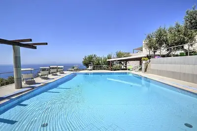 Image de Villa Carminia: Une splendide et lumineuse villa de deux étages située sur la côte face à l'île de Capri.