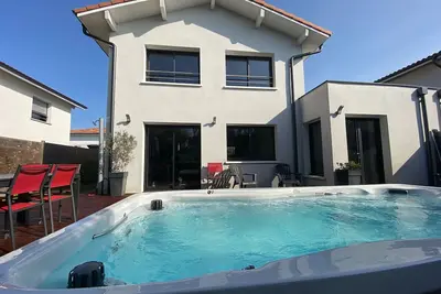 Image de Maison de vacances avec spa piscine, douche solaire, jardin clos et terrasse