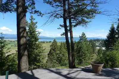 Image de Scenic View Of lac Flathead avec la mission de l'Aigle en arrière-plan