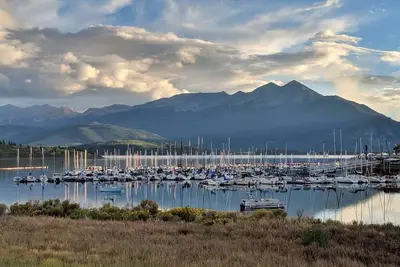 Image de Breathtaking \"Top of the World\" condo Lakefront 3br dans le coeur des Rocheuses