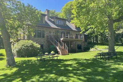 Image de Escapade Sylvia au lac immaculé avec hébergement parfait pour les grands ou les petits groupes!