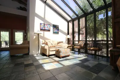 Image de Resort Style de Condo avec panoramiques sur les montagnes et la ville!