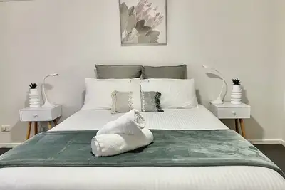 Image de 450m de la plage, boutiques, cafés, restaurants + Wifi / Netflix