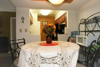 Image de Le Rendez-Vous à Glenn Street - Centre-ville à pied de l'Ua - Wifi!