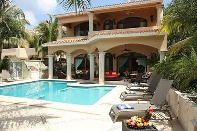 Image de Incroyable villa spacieuse, 6 chambres, 6 salles de bains, piscine privée avec une belle cour arrière