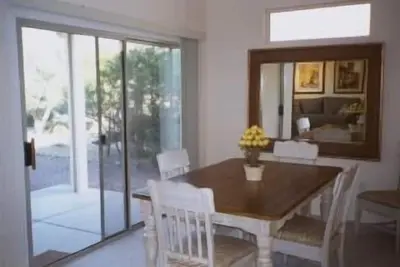 Image de Grande cour arrière avec la vie privée des voisins, calme emplacement idéal!