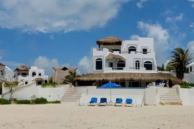 Image de Villa face à la plage privée avec piscine à débordement et personnel complet!