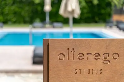 Image de Studio Supérieur avec Vue sur Piscine