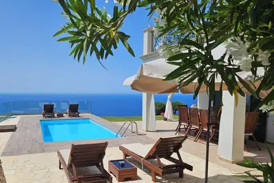 Image de Villa privée Hillside lux avec piscine et vue panoramique sur la mer au-dessus d'Agios Gordios