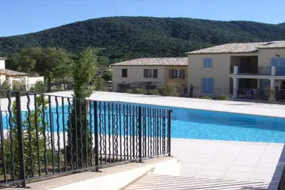 Image de Piscine et jardin privé avec un accès complet à Internet