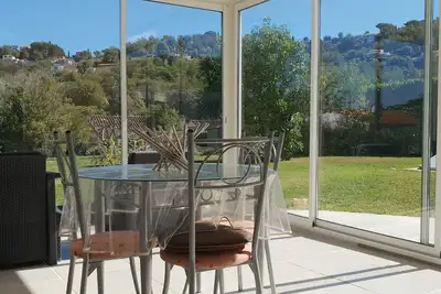 Image de Superbe 2 pièces mitoyen villa, jardin et piscine privée entre Cannes et Antibes