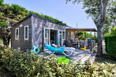 Image de Mobil-home Bois Premium 30m² (2 chambres) + Clim + terrasse + Tv + draps inclus 4 personnes