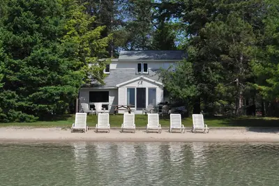 Image de Villa paisible au bord du lac sur le lac Big Glen. Vues magnifiques!