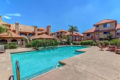 Image de Sur la ceinture de verdure, 2 grands lits, 2 salles de bain, garage, foyer, piscine chauffée