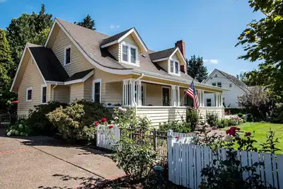 Image de Charme de deux étages des années 1940 4-bdroom maison, 10-15 min. de l'Université de l'Oregon