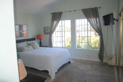 Image de Maison De Plage Spacieuse De 2 Chambres, Marchez À Tout! !