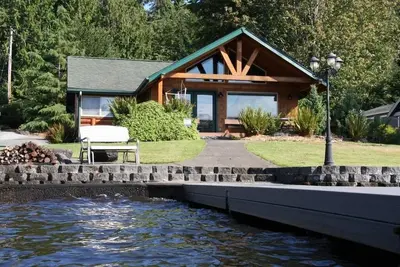 Image de Cabane en rondins confortable au bord du lac avec quai privé personnel