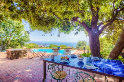 Piscine privée, vue imprenable sur la mer