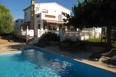 Villa de vacances confortable avec piscine privée et vue sur la mer