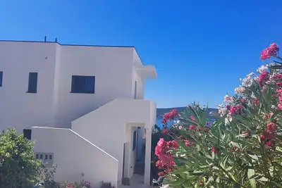 Image de Maison avec une vue unique sur la mer et les îles dans une position tranquille