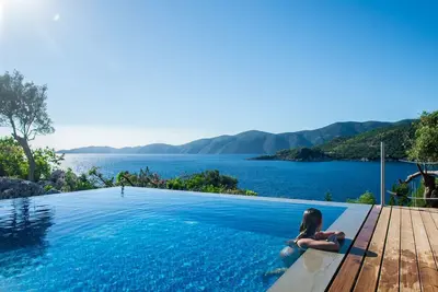 Image de Exclusive Waterfront Villa, 2 piscines privées et vue imprenable!
