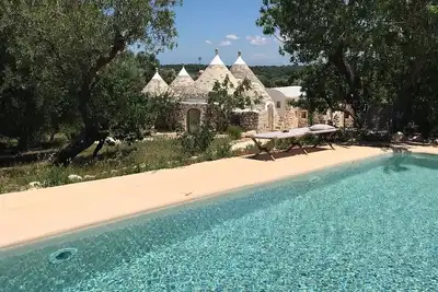 Image de Un trullo délicieux avec piscine dans un endroit isolé au coeur des Pouilles.