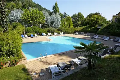 Image de Vivre dans une résidence exceptionnelle d'environ 8 ha. Grand parc et piscine