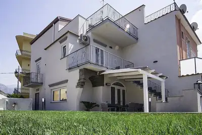 Image de Villa Mira: Villa élégante et accueillante sur trois étages située dans le centre de Sant'Agnello.