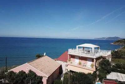 Image de Appartement en bord de mer, grande terrasse, vue mer unique | Paramonas,