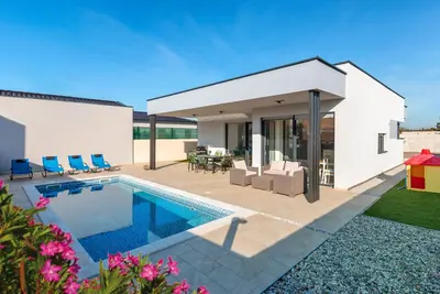 Image de Maison confortable Ă Peroj avec WiFi