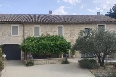 Image de Mas en pierre rénové avec piscine et vue sur le Mont Ventoux