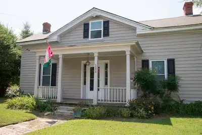 Image de Charmante ferme victorienne restaurée et chalet sur un grand terrain rural.